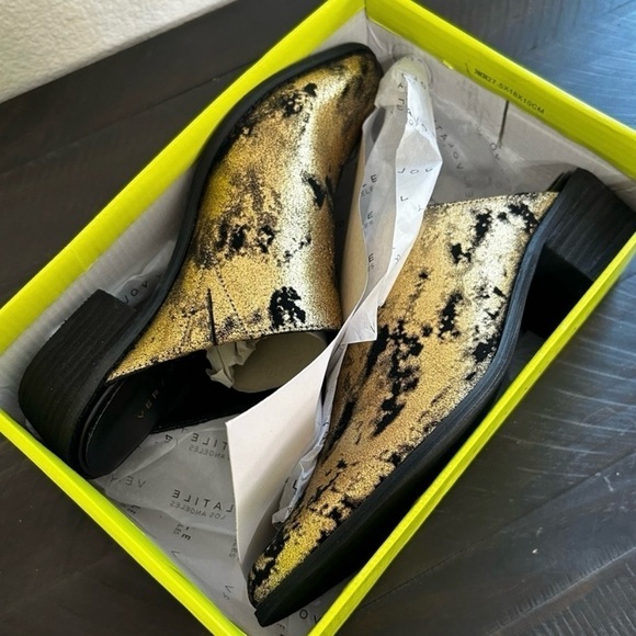 Very Volatile Woman’s Size 8 Black Gold Leather Mule Booties Brand New In Box - Picture 3 of 5